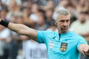 Árbitro Anderson Daronco apita partida no Maracanã durante Flamengo x Vitória