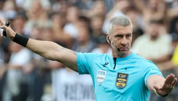 Daronco parou o jogo toda hora e o Maracanã não perdoou