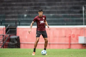 Camutanga, do Vitória, passou por cirurgia no pé esquerdo após fratura