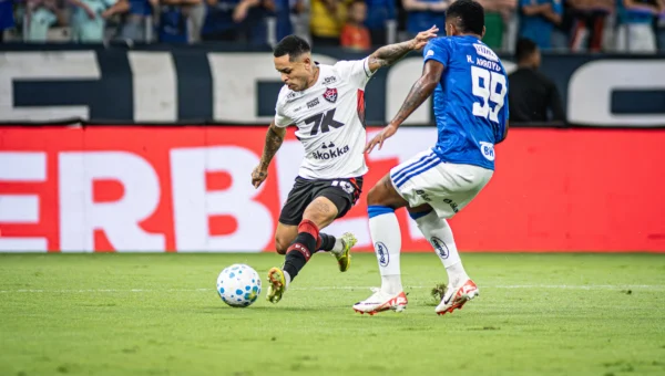 Vitória leva goleada de 3 a 0 do Cruzeiro e pressão aumenta no Brasileirão