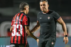 Erick sai mancando no Barradão e vira dúvida para jogo contra Corinthians