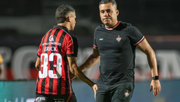 Erick sai mancando no Barradão e vira dúvida para jogo contra Corinthians