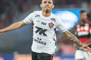 Golaço de Erick mantém Vitória vivo: 1 gol basta no Barradão