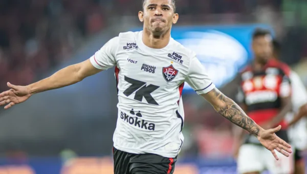 Golaço de Erick mantém Vitória vivo: 1 gol basta no Barradão