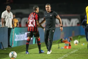 Erick se machucou e saiu antes do fim na derrota do Vitória