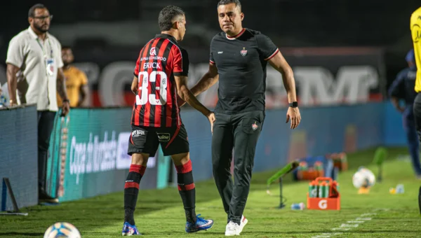 Erick se machucou e saiu antes do fim na derrota do Vitória