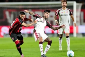 Jogadores de Flamengo e Vitória em campo no Maracanã pela Copa do Brasil 2026