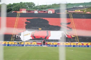 Onde Assistir Vitória x Coritiba? Saiba o único canal para o jogo do Barradão neste sábado (2)