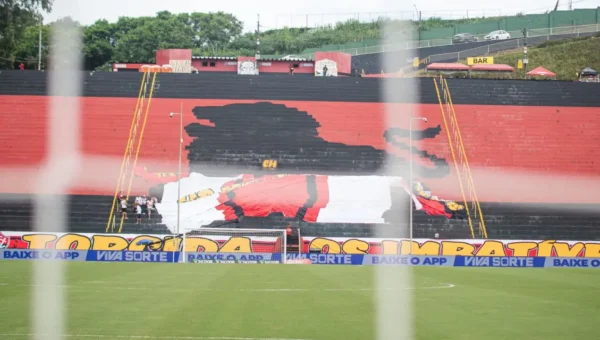 Onde Assistir Vitória x Coritiba? Saiba o único canal para o jogo do Barradão neste sábado (2)