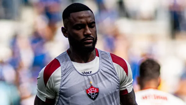 Vitória contrata lateral-esquerdo por R$ 4,8 milhões e reforça elenco