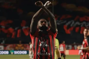 Vitória encaminha contratação definitiva de defensor junto a gigante do Brasileirão