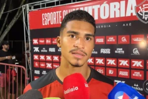 Atacante Renê do Vitória celebra gol na Copa do Nordeste 2026 no Barradão