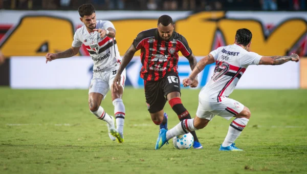 Vitória vence São Paulo por 2 a 0 no Brasileirão e sobe na tabela