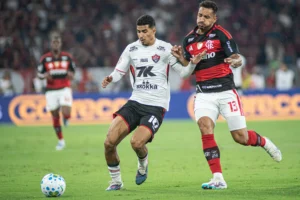 Jogadores do Vitória em campo contra o Flamengo no Maracanã pela Copa do Brasil