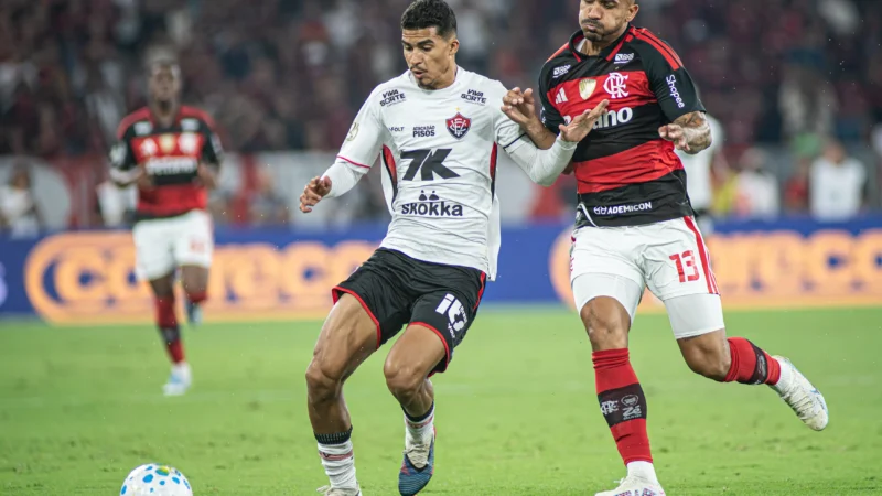 Jogadores do Vitória em campo contra o Flamengo no Maracanã pela Copa do Brasil