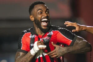 Vitória encaminha compra definitiva do lateral Ramon e jogador comemora