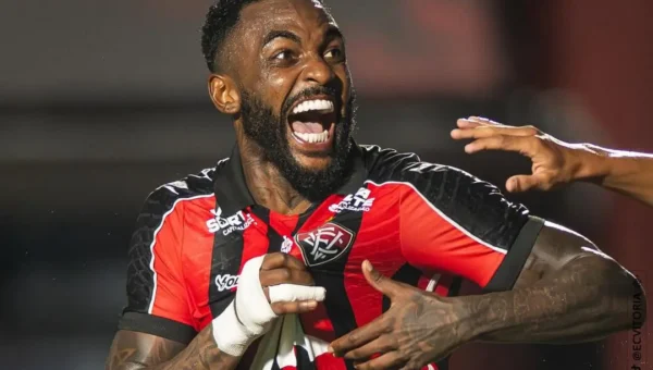 Vitória encaminha compra definitiva do lateral Ramon e jogador comemora