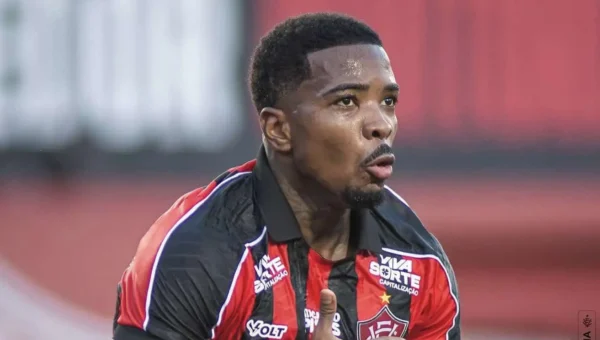 Vitória fecha compra de zagueiro e reforça time contra Corinthians