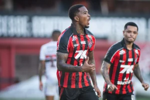 Zagueiro Cacá vetado pelo Vitória no Barradão contra o Corinthians neste sábado