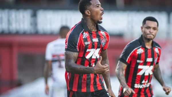 Multa de R$ 1 milhão barra Cacá e Vitória perde titular no Barradão hoje