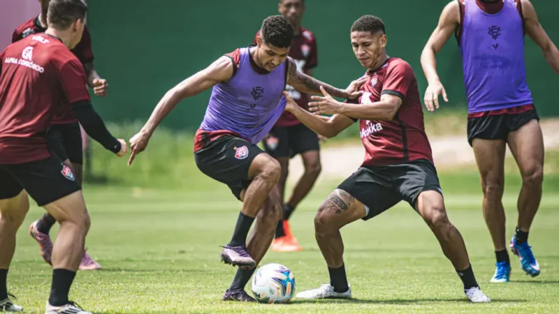 Jogadores do Vitória em treino tático fechado antes de decisão pela Copa do Nordeste