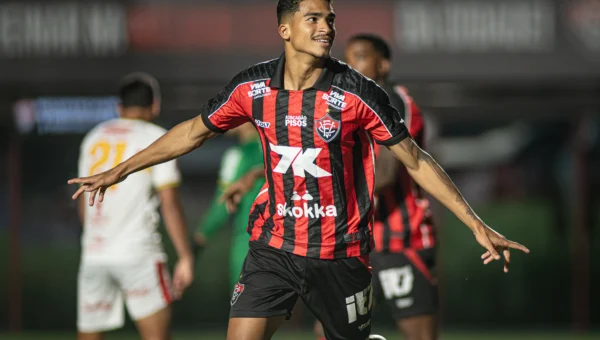 Vitória goleia Juazeirense e assume liderança do grupo no Nordestão