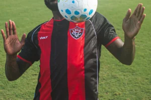 nova camisa principal do Vitória 2026 com listras verticais vermelho e preto e escudo bordado