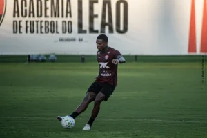 Vitória relaciona Cacá e Erick; multa vai ser paga para duelo com Corinthians