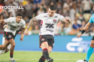 Vitória leva no final e desperdiça chance de vencer a primeira fora de casa