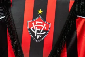 Atacante do Vitória sofre lesão e vai passar por cirurgia