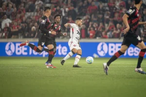 Renê comemorando o gol do Vitória contra o Athletico-PR na Arena da Baixada pela 13ª rodada do Brasileirão 2026