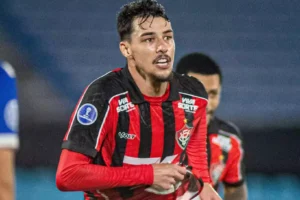 Lateral-direito Claudinho foi reintegrado ao Vitória após 7 meses fora