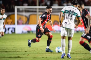 Vitória 4 x 1 Coritiba: Leão goleia no Barradão e sobe na tabela do Brasileirão