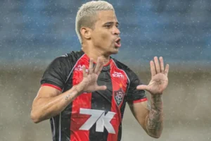 Erick: 100 jogos pelo Vitória e duplo-duplo histórico na Série A