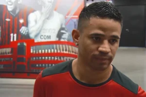 Erick, atacante do Vitória, na Arena da Baixada após derrota para o Athletico-PR — momento que originou a polêmica com a arbitragem