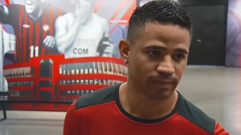Erick, atacante do Vitória, na Arena da Baixada após derrota para o Athletico-PR — momento que originou a polêmica com a arbitragem