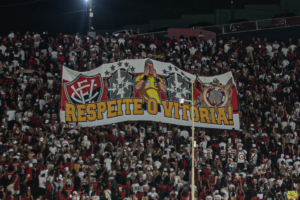 Fábio Mota e R$ 20 mil: STJD pune Vitória por faixa da torcida