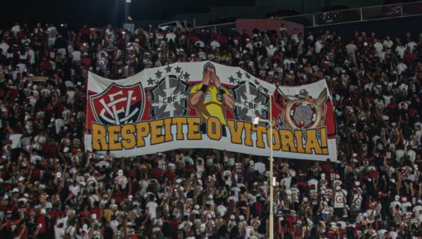 Fábio Mota e R$ 20 mil: STJD pune Vitória por faixa da torcida