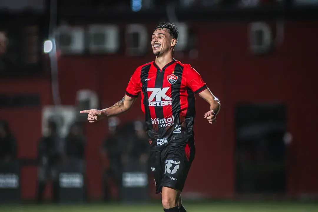 Imagem do artigo:Vitória reintegra lateral e ganha opção após sete meses