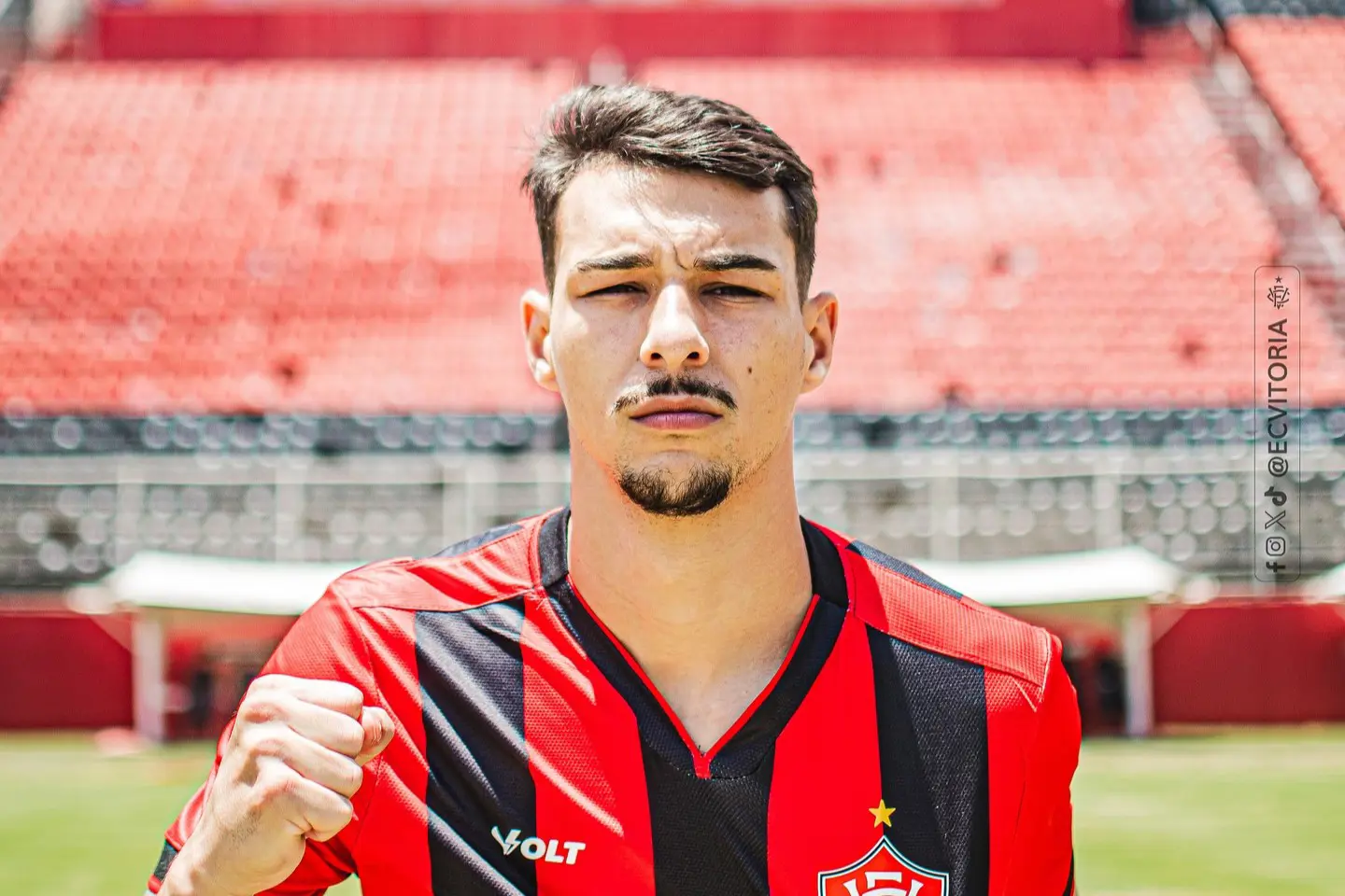 Article image:Claudinho de volta? Jair revela quando pretende usar o lateral do Vitória