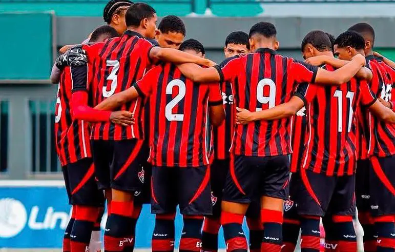 Imagem do artigo:Emanoel faz hat-trick e Vitória vence o Bahia de Feira no Baiano sub-20