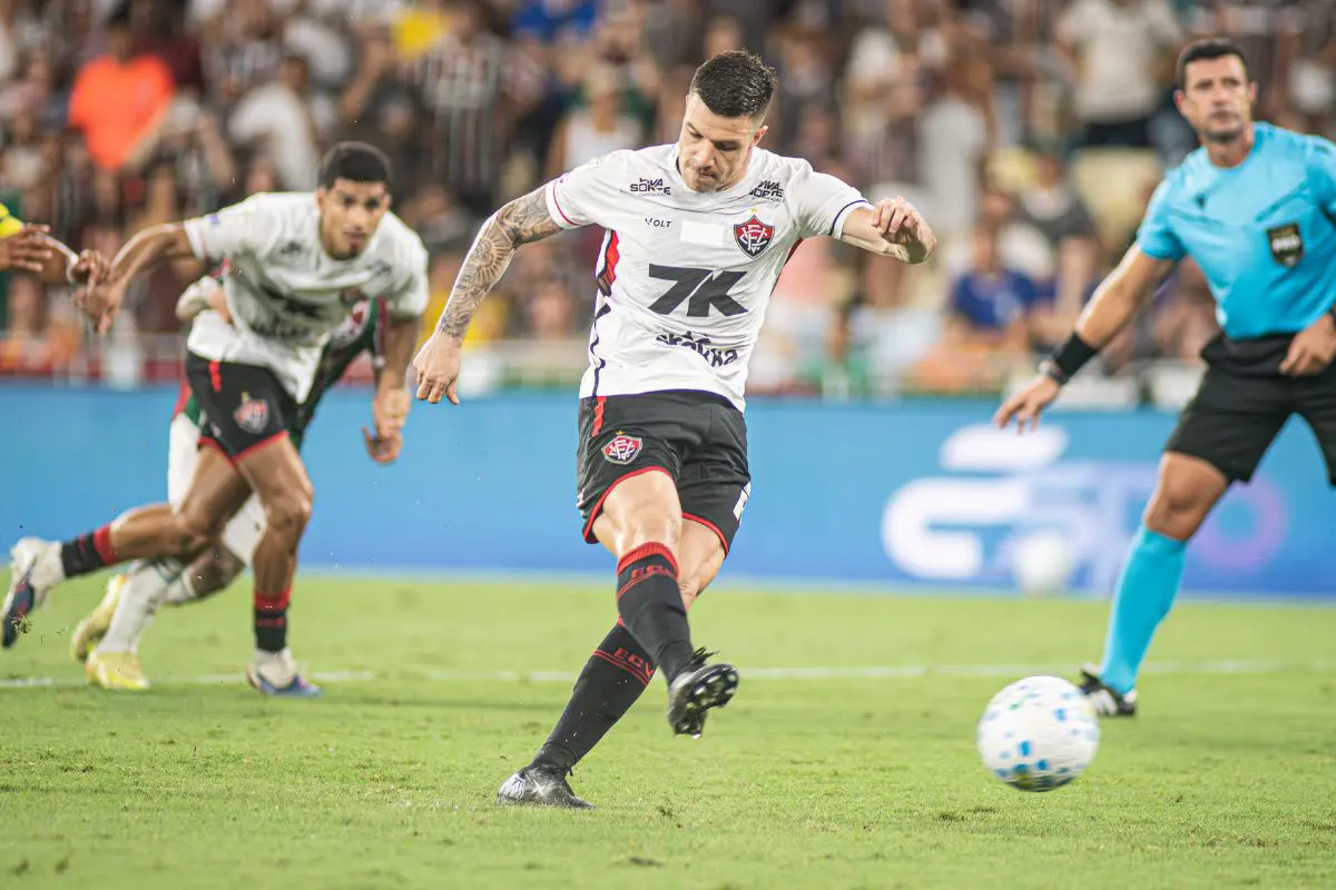 Imagem do artigo:Vitória leva no final e desperdiça chance de vencer a primeira fora de casa