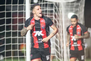 Kayzer sai do banco e decide no Barradão: Vitória vai à semifinal da Copa do Nordeste 2026