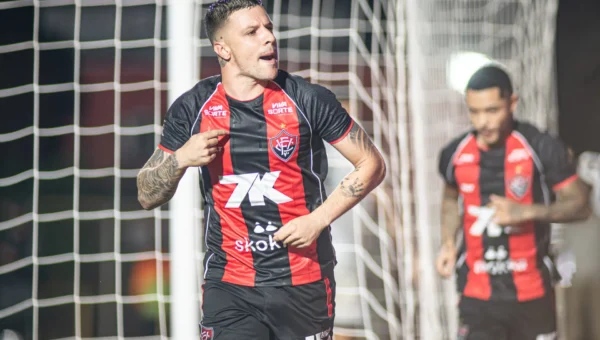 Kayzer sai do banco e decide no Barradão: Vitória vai à semifinal da Copa do Nordeste 2026