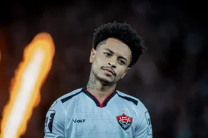 Matheuzinho leva terceiro amarelo, é suspenso e desfalca o Vitória contra o Fluminense no Brasileirão