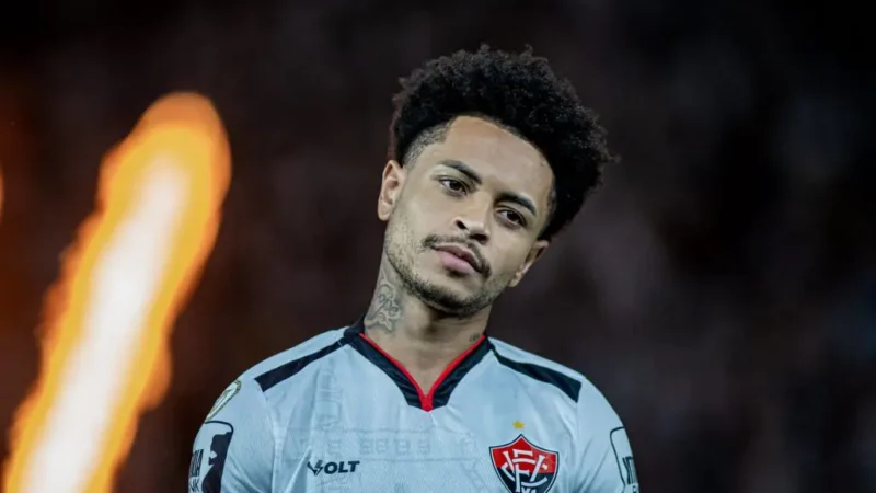 Matheuzinho leva terceiro amarelo, é suspenso e desfalca o Vitória contra o Fluminense no Brasileirão