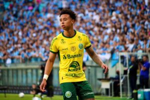 Matheuzinho, meia ofensivo do Esporte Clube Vit&oacute;ria — perfil 2026