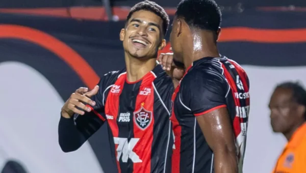 Vitória liga alerta: Renê desperta interesse de clubes da Arábia após 6 gols em 11 jogos