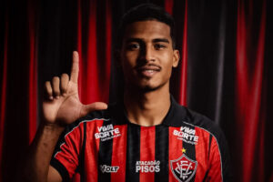 Renê, atacante do Esporte Clube Vitória, celebra gol na estreia como titular em 2026