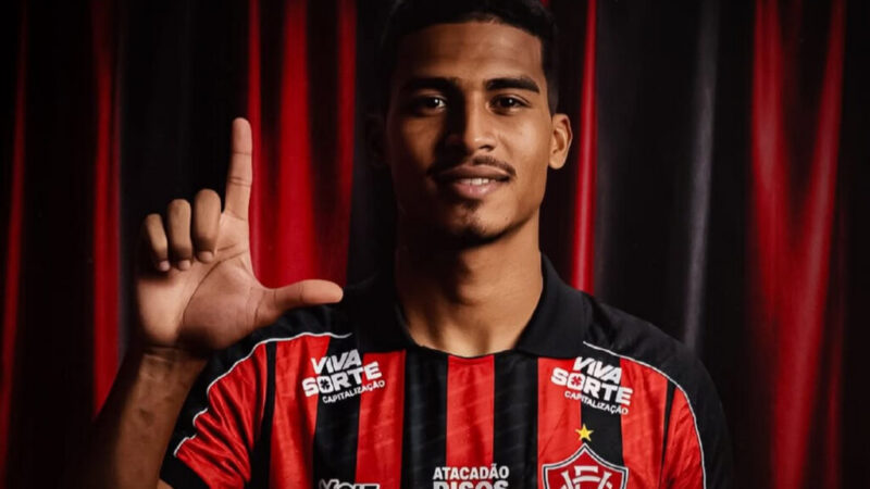 Renê, atacante do Esporte Clube Vitória, celebra gol na estreia como titular em 2026